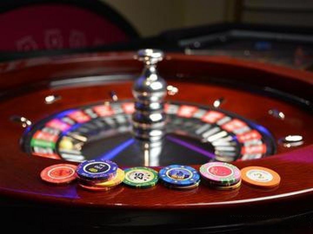 Antarmuka permainan Caishen Wins di platform 7shot dengan simbol emas dan karakter mitologi